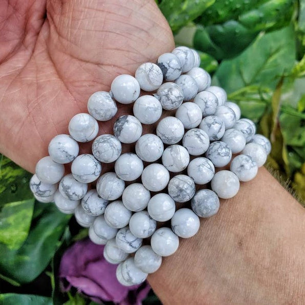 Elastic Howlite Beaded Bracelet for Men and Women – White and Blue Crystals.