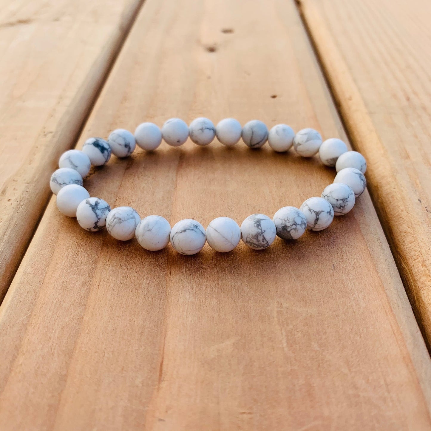 Real Howlite Elastic Bracelet with Healing Properties – Benefits and Meaning.