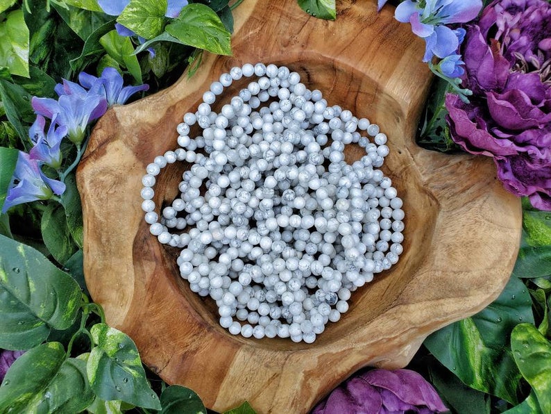 Women’s Howlite Beaded Bracelet – White and Blue Healing Crystal Design.